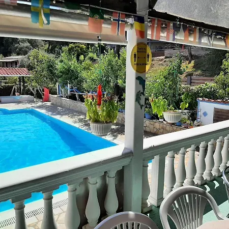 Snug In With Shared Pool Lejlighed