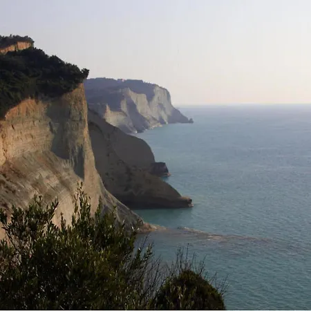 Snug In With Shared Pool Apartment Benitses (Corfu)
