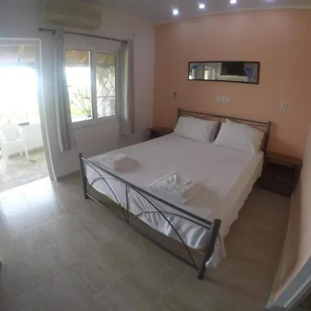 Apartment Snug In With Shared Pool